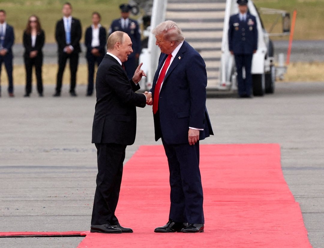 دونالد ترامب يصافح فلاديمير بوتين في مطار ألاسكا خلال قمة تاريخية لبحث الحرب في أوكرانيا